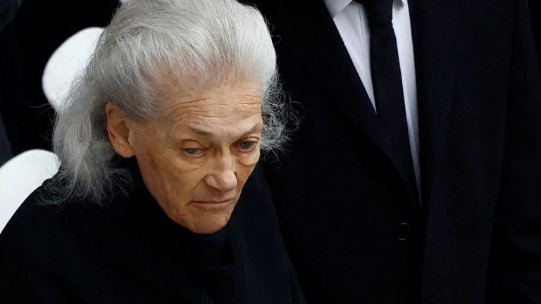 the former Minister of Justice “Robert Badinter would have supported this text”, writes Elisabeth Badinter in a letter