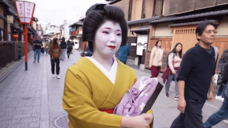 the geishas of Kyoto confronted with the sometimes inappropriate behavior of foreign tourists