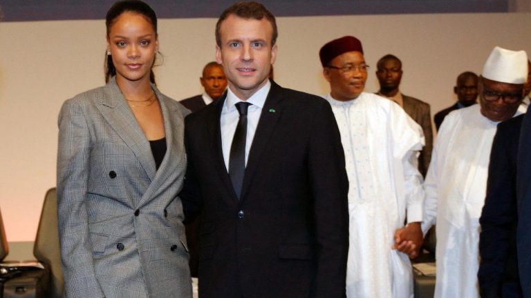 the singer Rihanna under the spell of Brigitte and Emmanuel Macron