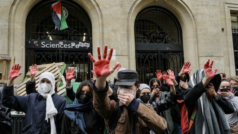 three questions on the red hands brandished by Sciences Po students mobilized in Paris