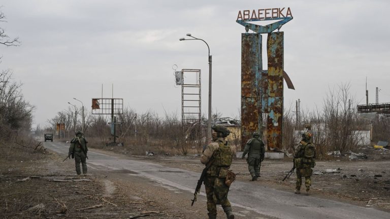 visualize the erosion of the front by the Russian army