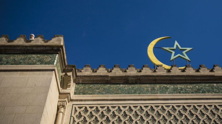 why “two visions oppose each other” between the French Council of Muslim Worship and the Grand Mosque of Paris