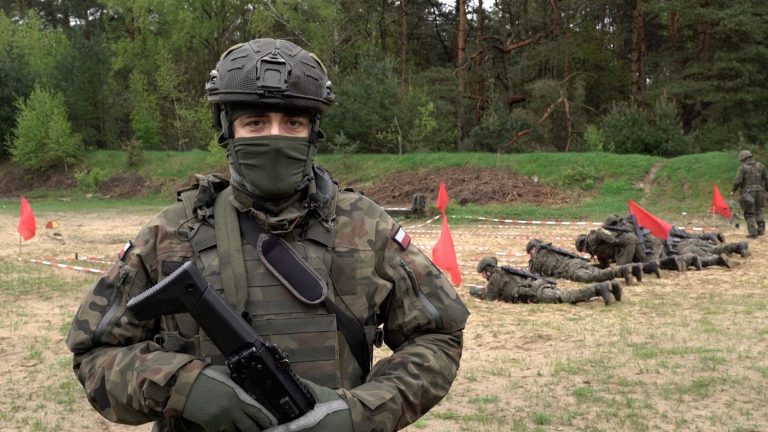 with the war in Ukraine, Poland recruits more and more volunteers into the army