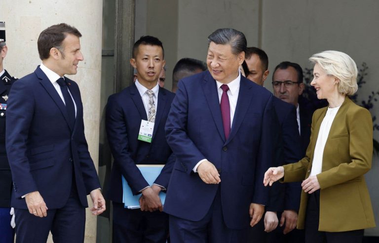 The French president welcomes the Chinese president on a European tour to the Élysée