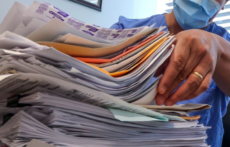 Quebec intends to legislate to reduce the paperwork imposed on doctors by insurers