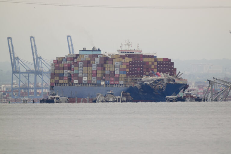 Baltimore Bridge |  The container ship that caused the collapse is moved