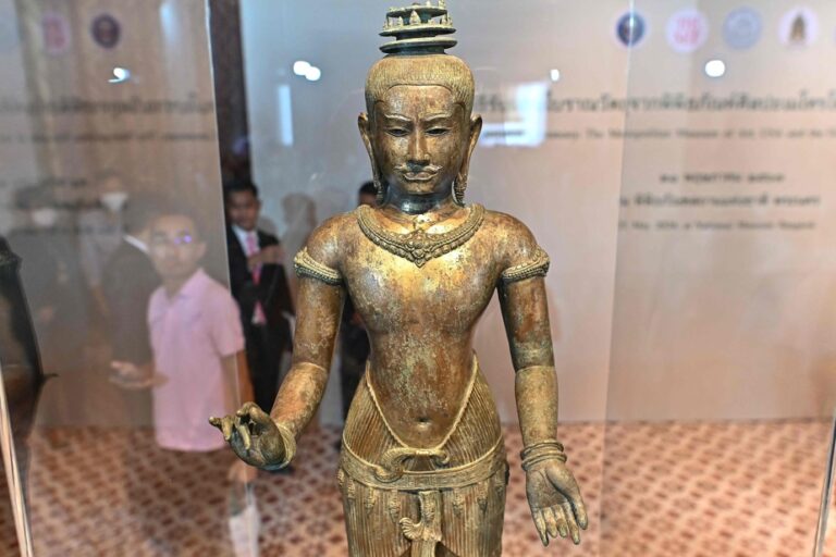 A Khmer statue returns to Thailand, returned by the Met