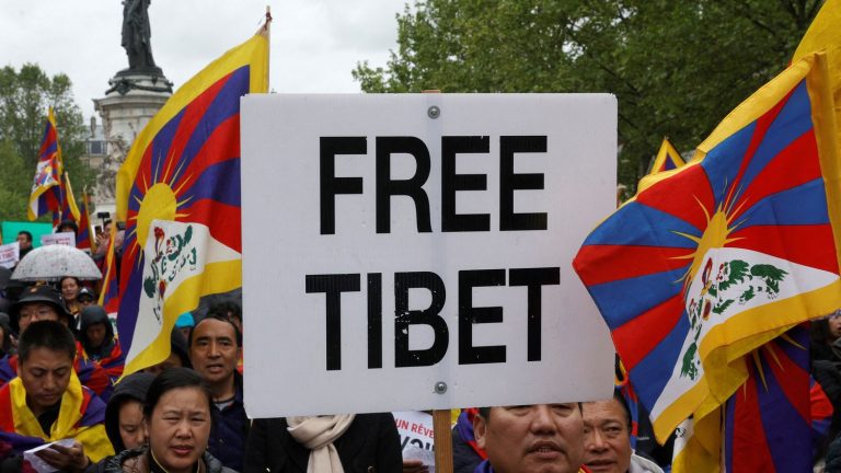 A large gathering of Tibetans in Paris to denounce the arrival of Xi Jinping