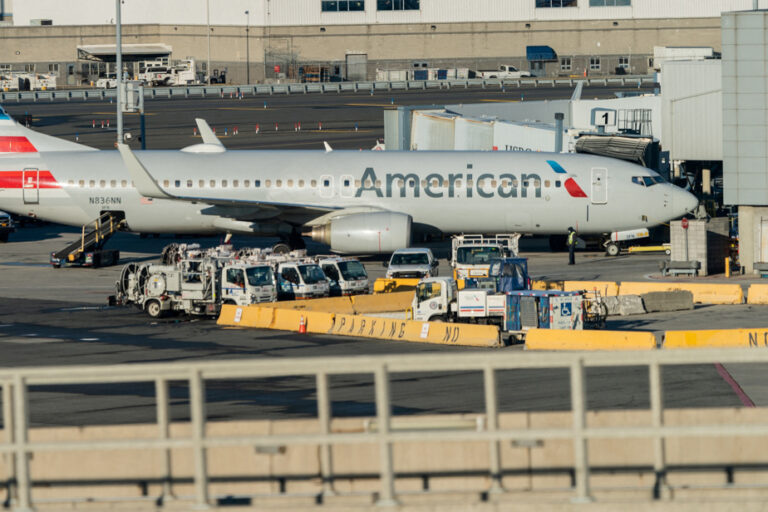 American Airlines revises its outlook downward and takes a nosedive at Wall Street