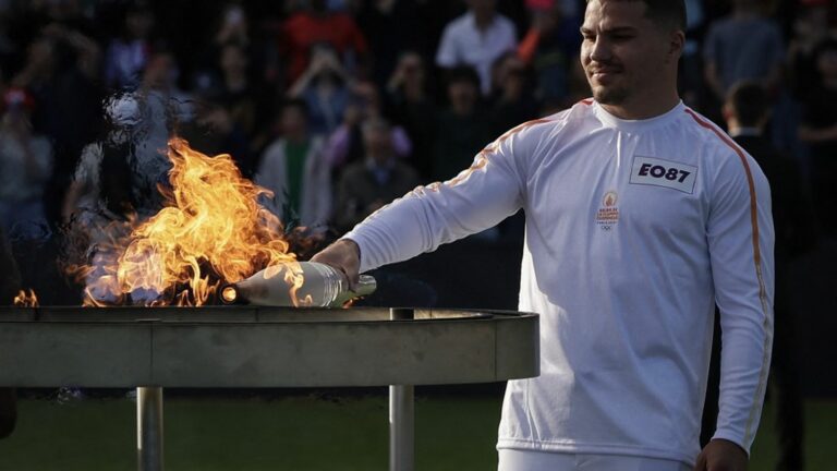 Antoine Dupont lit the cauldron of flame in Toulouse