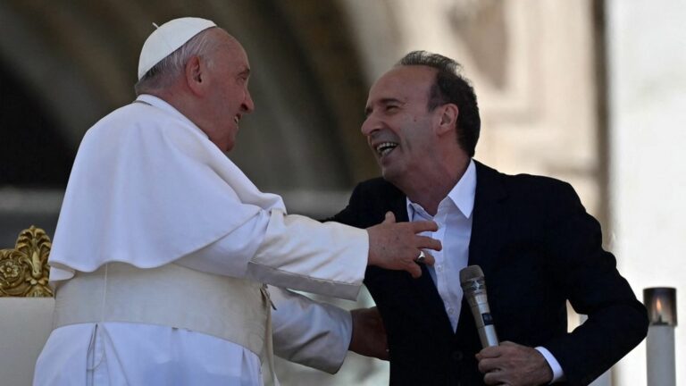 At the Vatican, actor Roberto Benigni steals the show from Pope Francis