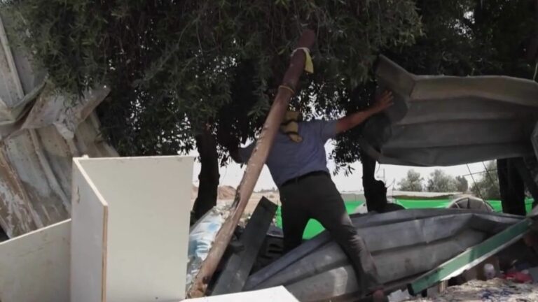 Bedouin Palestinians expelled from the village of Wadi Al-Khalil