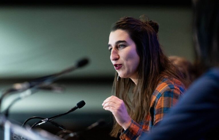 Despite her absence, former co-spokesperson Émilise Lessard-Therrien at the heart of the Québec solidaire rally