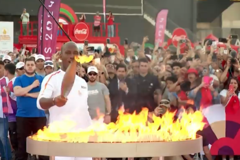 Didier Drogba ignites the cauldron in front of the Vélodrome, end of two days of celebrations