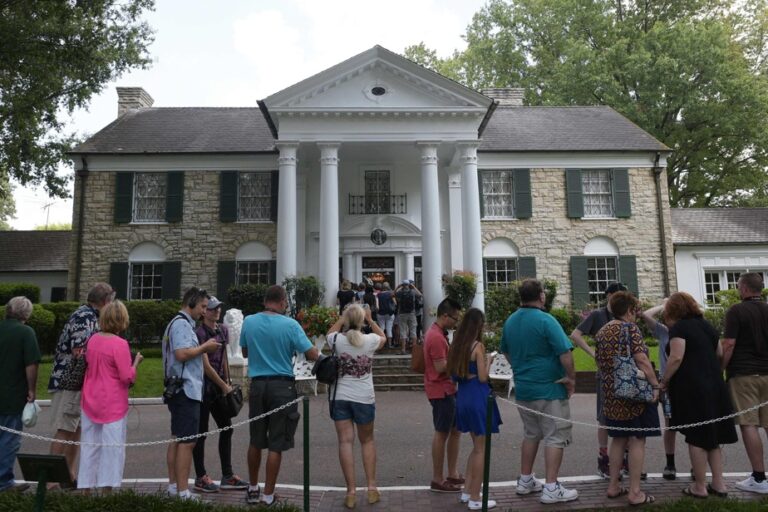 Elvis Presley’s granddaughter suspends sale of Graceland