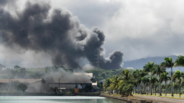 Emmanuel Macron declares a state of emergency in the archipelago, the Elysée announces a new death toll of three