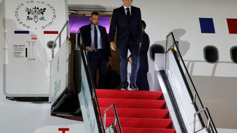 Emmanuel Macron will leave on Tuesday evening to install “a mission” of dialogue there