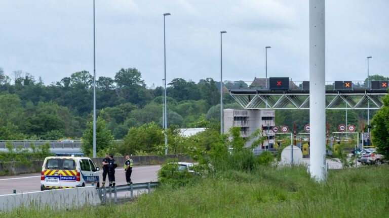 Emmanuel Macron will pay “a national tribute” on Wednesday to the two prison officers killed