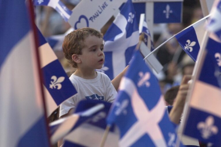 Fleurdelisé |  The PQ wants a Quebec flag in every class