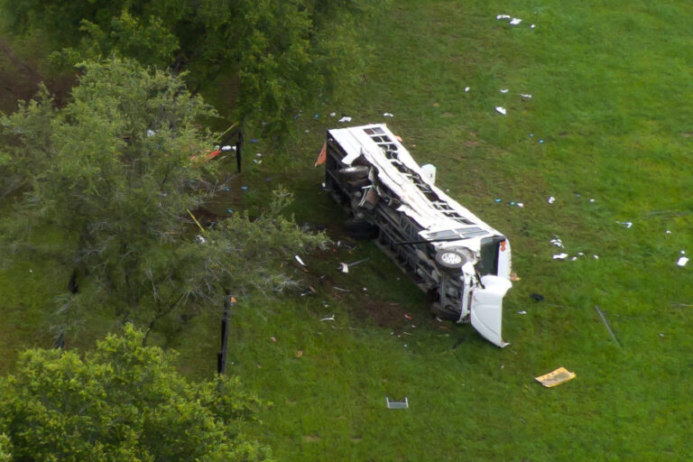 Florida |  Bus accident leaves at least eight dead and 40 injured