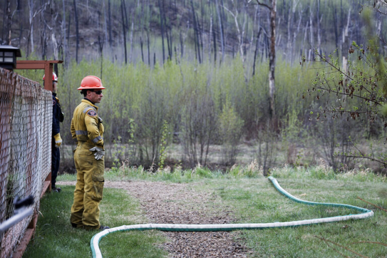 Forest fires |  Rain helps in Fort McMurray, homes burn in B.C.