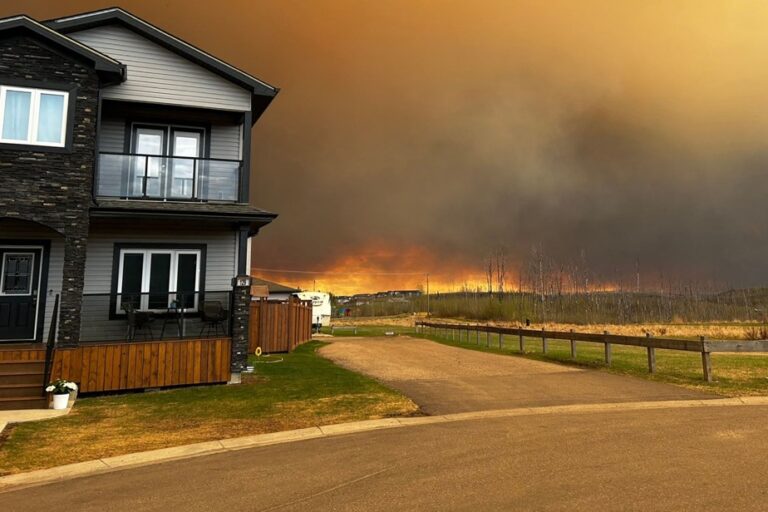 Forest fires in Western Canada |  Thousands of people evacuated