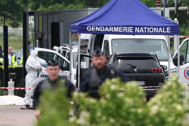 France |  Two officers killed in attack on prison van