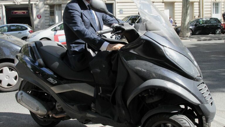 François Hollande’s famous scooter sold at auction for 20,500 euros