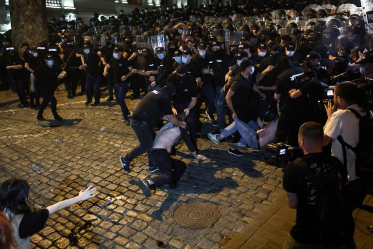 Georgia |  Pro-EU protesters erect barricades in front of Parliament