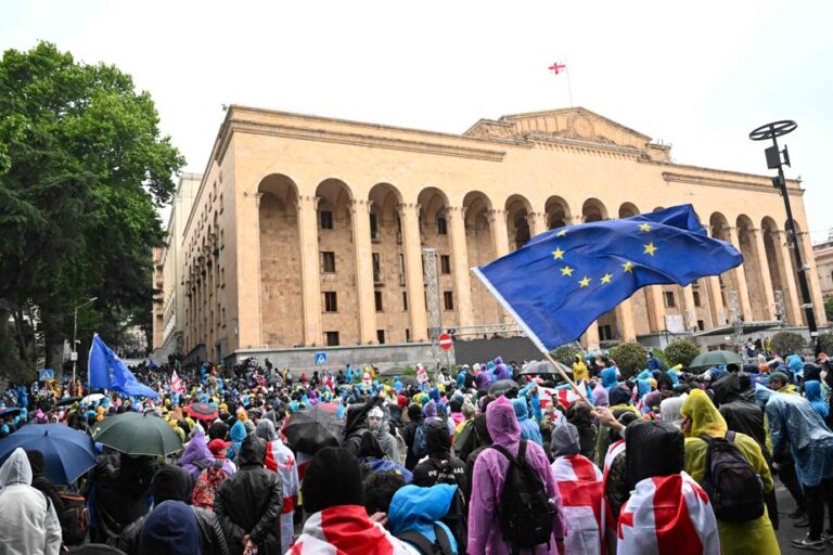 Georgian youth in the streets against a law not to “become Russia”