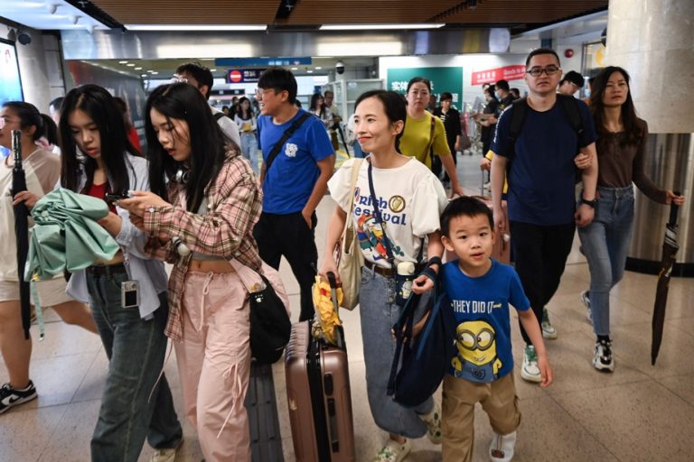 Hong Kong tries to attract Chinese tourists