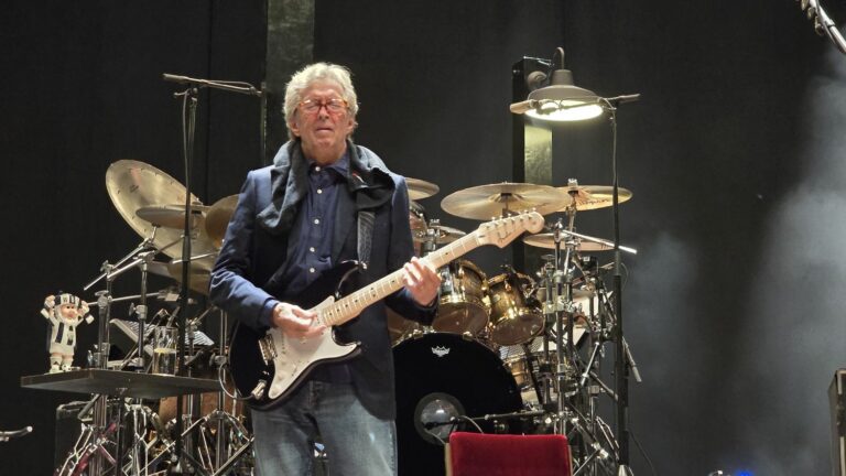 In concert for four dates in France, the legendary singer and guitarist Eric Clapton sweated the blues in Lyon