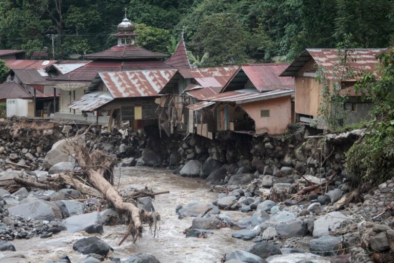 Indonesia |  Floods and cold lava flows kill more than 30 people