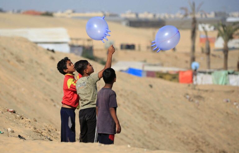 Israel strikes the north and south of the Gaza Strip, while increasing its pressure on Rafah