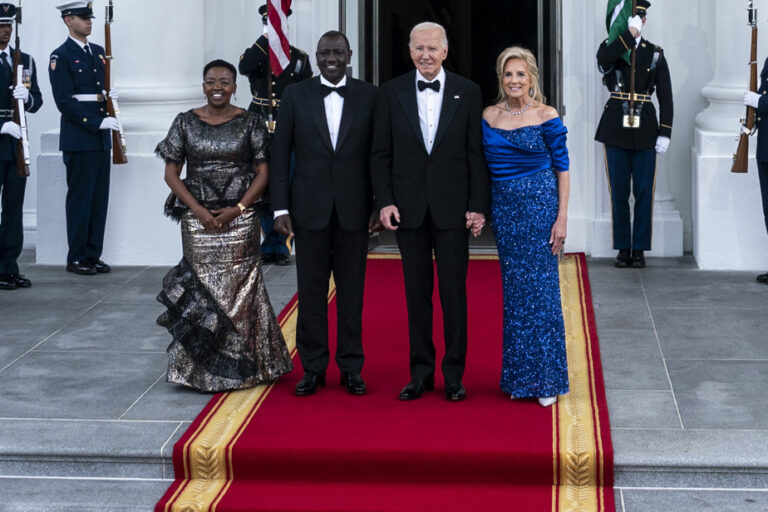 Joe Biden receives his Kenyan counterpart with all honors