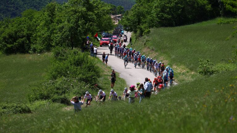 Julian Alaphilippe and Romain Bardet in the right car… Follow the 8th stage of the Tour of Italy