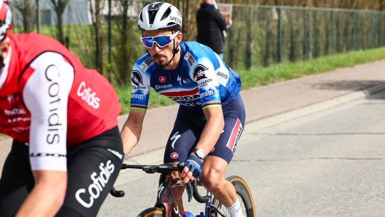 Julian Alaphilippe tries to escape, the breakaway has little margin… Follow the 6th stage