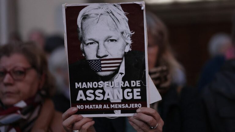 Julian Assange suspended by new court decision on his extradition