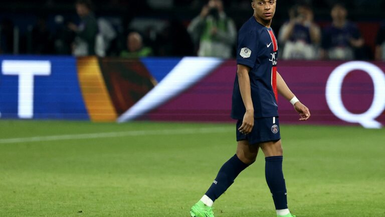 Kylian Mbappé in the Paris Saint-Germain group for the final against Lyon