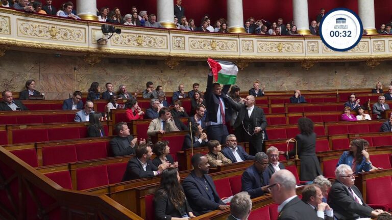 LFI deputy Sébastien Delogu brandishes a Palestinian flag in the National Assembly, the session suspended