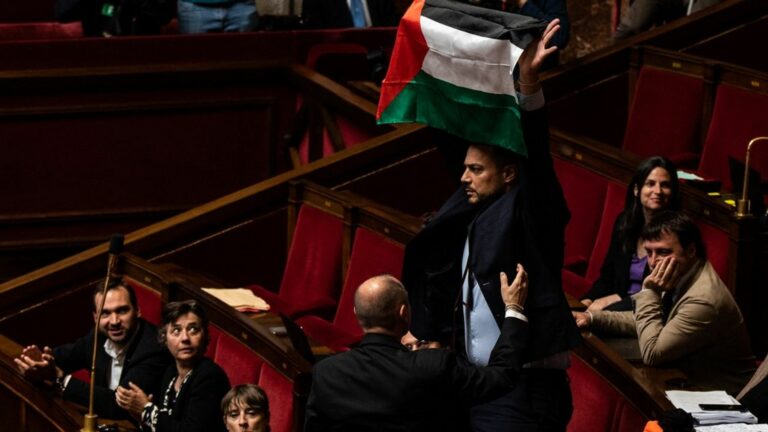 LFI deputy Sébastien Delogu excluded from the National Assembly for 15 days after brandishing a Palestinian flag in the hemicycle