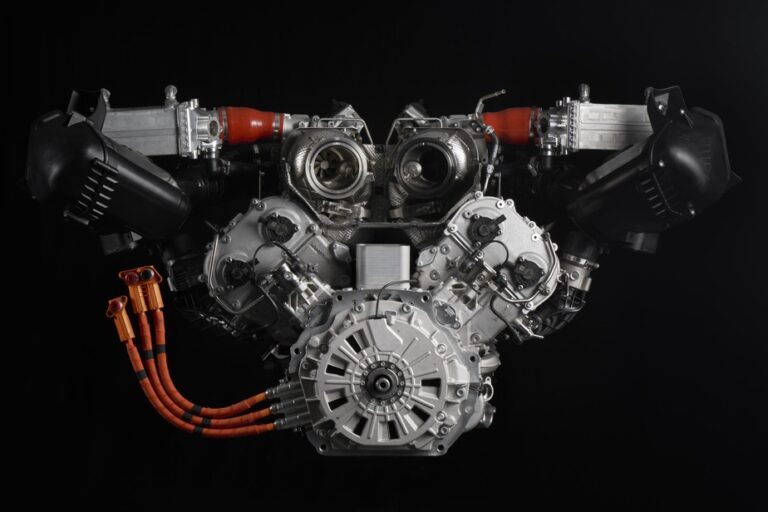 Lamborghini |  A hybrid V8 derived from motor racing for the successor to the Huracán