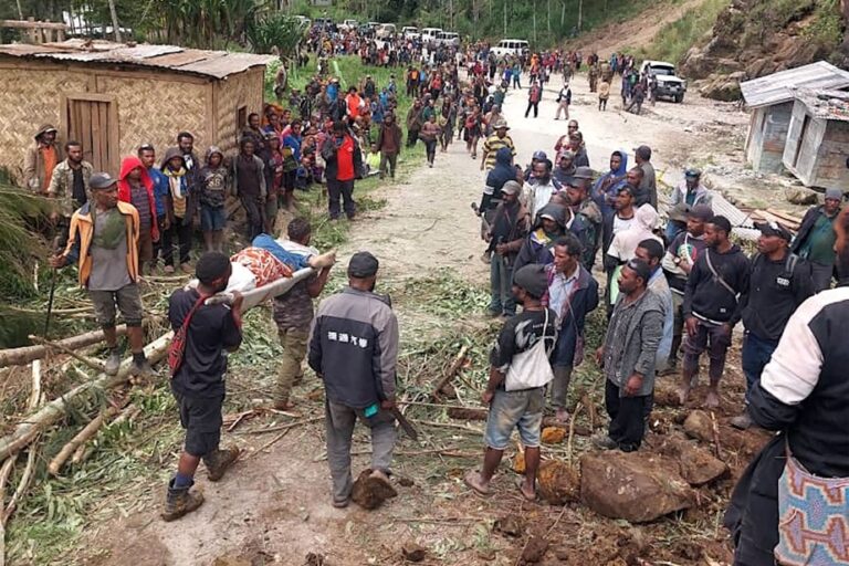 Landslide in Papua New Guinea |  Tribal violence hampers access to disaster zone