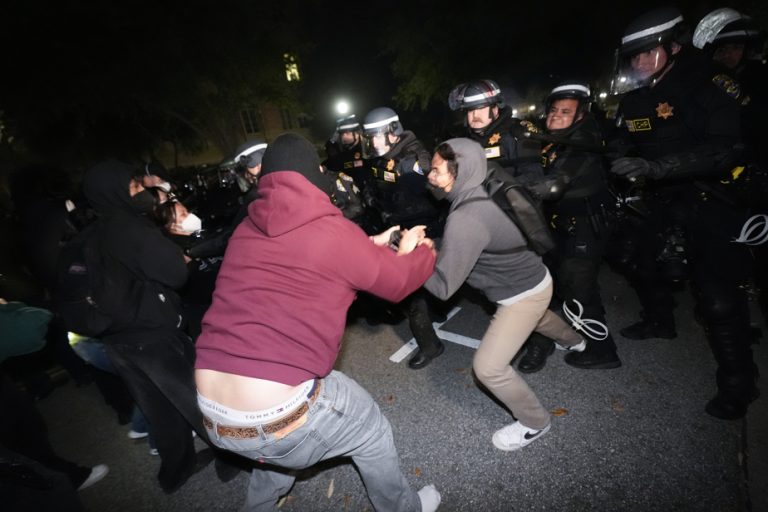 Mobilization in support of Gaza |  Police dismantle barricades at University of California