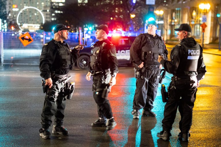 Montreal |  The SPVM disperses an anti-capitalist demonstration in the city center