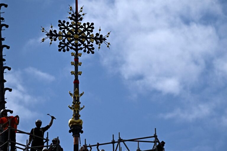 Notre-Dame de Paris |  The bedside cross reinstalled at the top of the frame