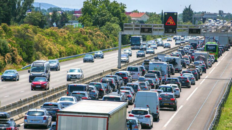 On the roads, Friday is classified red throughout France in the direction of departures