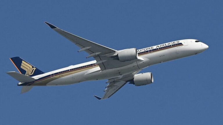 One dead and thirty injured after “severe turbulence” on a Singapore Airlines flight from London