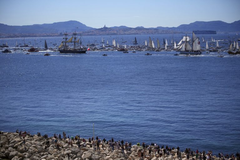 Paris 2024 |  The Olympic flame parades at sea in Marseille