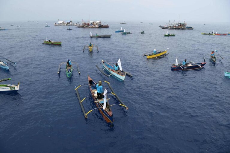 Philippine ships en route to reef claimed by Beijing